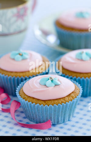 Cupcakes mit blauen Zucker Blumen dekoriert Stockfoto