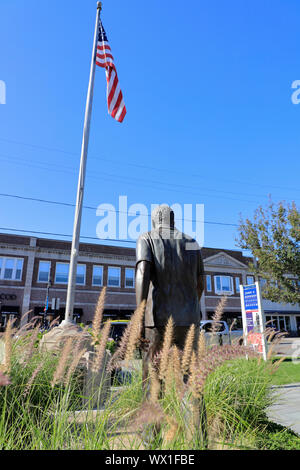 Die Bronzestatue des früheren Präsidenten John F. Kennedy vor John F. Kennedy Hyannis Museum alias JFK Museum.. Cape Cod Hyannis Massachusetts. USA. Stockfoto