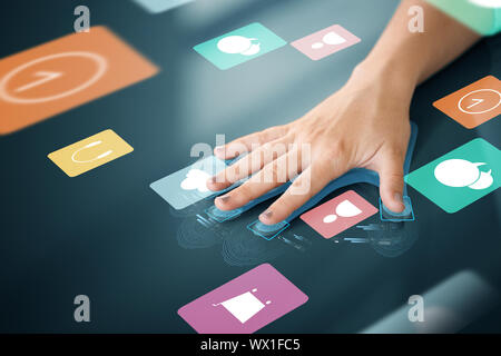 Hand scannen auf Touchscreen mit App Icons Stockfoto