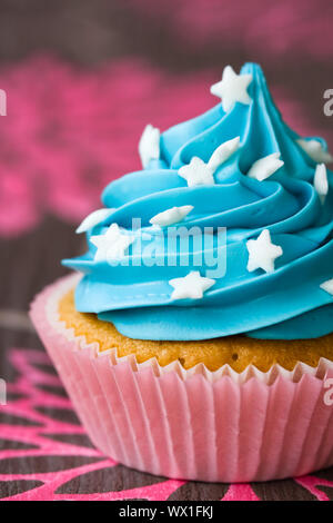 Blau und Rosa Cupcake mit weißem Zucker Sternen verziert Stockfoto