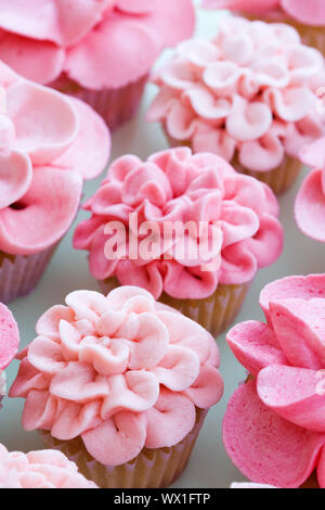 Sortiment von Cupcakes mit buttercream Blumen dekoriert Stockfoto