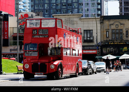 Eine rote Doppeldecker London Bus für Touren inMontreal verwendet, Quebec Stockfoto