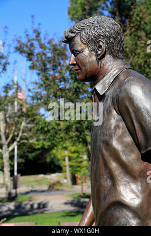 Die Bronzestatue des früheren Präsidenten John F. Kennedy vor John F. Kennedy Hyannis Museum alias JFK Museum.. Cape Cod Hyannis Massachusetts. USA. Stockfoto