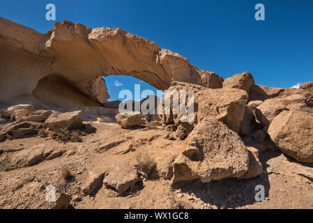 Natürliche Vulkangestein arch Bildung im Wüstenklima Landschaft in Teneriffa, Kanarische Inseln, Spanien. Stockfoto