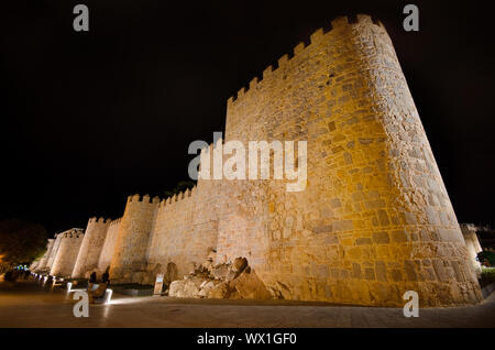 Nachtaufnahme des berühmten Avila Stadt Wände in Castilla y León, Spanien. Stockfoto