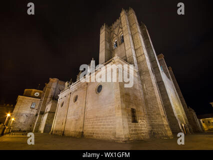 Nachtaufnahme des berühmten Avila Kathedrale, Castilla y Leon, Spanien. Stockfoto