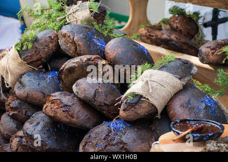 Hausgemachte schwarz Getreide- und Juniper Brot mit Hanf Samen in einem Street Food traditioneller Markt Stockfoto