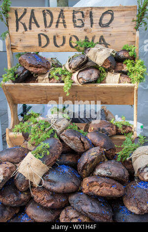 Hausgemachte schwarz Getreide- und Juniper Brot mit Hanf Samen in einem Street Food traditioneller Markt, vertikal Stockfoto