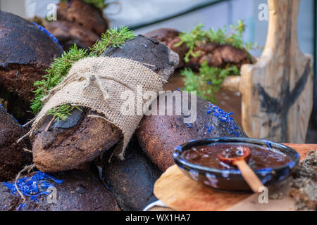 Hausgemachte schwarz Getreide- und Juniper Brot mit Hanf Samen in einem Street Food traditioneller Markt Stockfoto