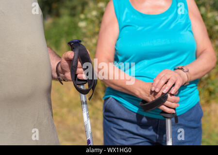 Senior Paar auf Wanderung Nähe zu sehen. Stockfoto