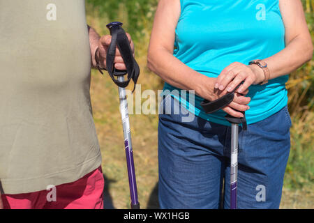 Senior Paar auf Wanderung Nähe zu sehen. Stockfoto