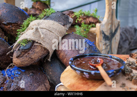 Hausgemachte schwarz Getreide- und Juniper Brot mit Hanf Samen in einem Street Food traditioneller Markt Stockfoto