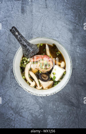 Traditionelle japanische Miso Suppe mit Garnelen und Tofu, Ansicht von oben in eine Schüssel mit Kopie Raum Stockfoto