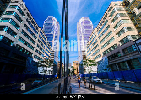 Die KPMG-Gebäude spiegelt sich in der gläsernen Wände der BNP Paribas Gebäude, boulevard Maisonneuve, Montreal Stockfoto