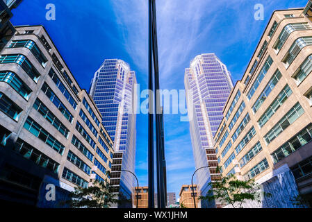 Die KPMG-Gebäude spiegelt sich in der gläsernen Wände der BNP Paribas Gebäude, boulevard Maisonneuve, Montreal Stockfoto