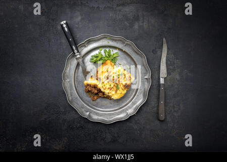 Englisch Shepherds Pie als Top-Ansicht auf einem Zinnteller mit Kopie Raum Stockfoto