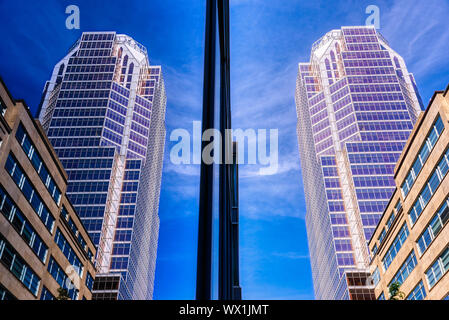 Die KPMG-Gebäude spiegelt sich in der gläsernen Wände der BNP Paribas Gebäude, boulevard Maisonneuve, Montreal Stockfoto