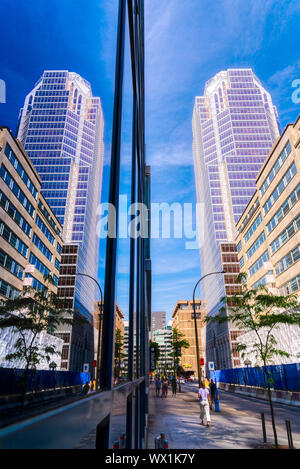 Die KPMG-Gebäude spiegelt sich in der gläsernen Wände der BNP Paribas Gebäude, boulevard Maisonneuve, Montreal Stockfoto