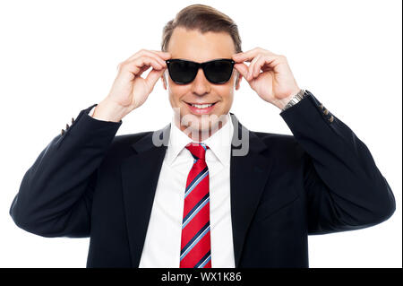 Stilvolle schön Geschäftsmann trage Sonnenbrille Blick in die Kamera Stockfoto