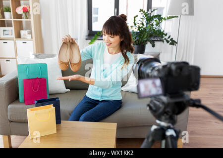 Asiatische Frau Fashion Blogger machen Video Schuhe Stockfoto