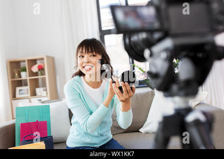 Weibliche Schönheit Blogger machen Video zu bilden. Stockfoto