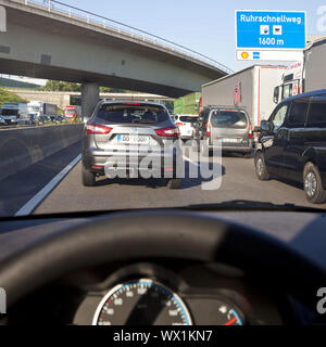 Stau auf der Autobahn A 40 Ruhrschnellweg, Bochum, Nordrhein-Westfalen, Deutschland, Europa Stockfoto