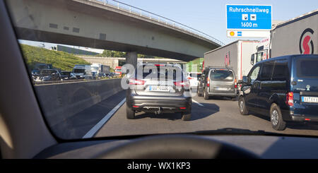 Stau auf der Autobahn A 40 Ruhrschnellweg, Bochum, Nordrhein-Westfalen, Deutschland, Europa Stockfoto