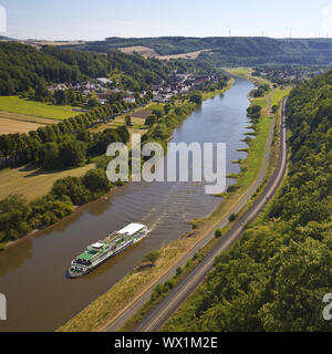 Blick von der Fußgängerbrücke über die Weser, Beverungen, Nordrhein-Westfalen, Deutschland, Europa Stockfoto