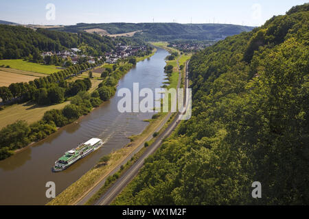 Blick von der Fußgängerbrücke über die Weser, Beverungen, Nordrhein-Westfalen, Deutschland, Europa Stockfoto