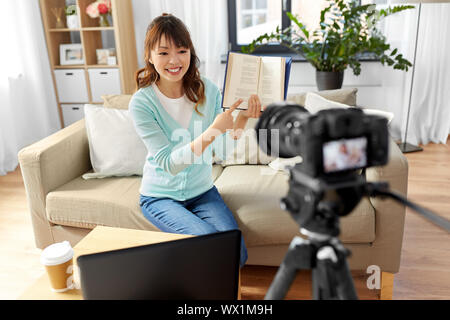 Asiatische Frau Blogger machen Video Review von Buch Stockfoto