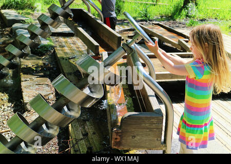 Ein kleines Mädchen aus dem Betrieb einer Archimedischen Schraube an Whinlatter im Lake District, Cumbria, Großbritannien Stockfoto