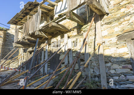 Rekonstruktion von alten Häusern aus Stein für die Wiederauffrischung der alten Dörfer in der Provinz Zamora in Spanien Stockfoto