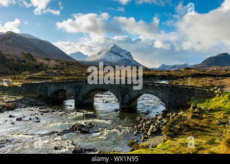 Der Höhepunkt der Marsco in der Red Cuillin Hills, und die alte Brücke bei Sligachan, Isle of Skye, Schottland, Großbritannien Stockfoto