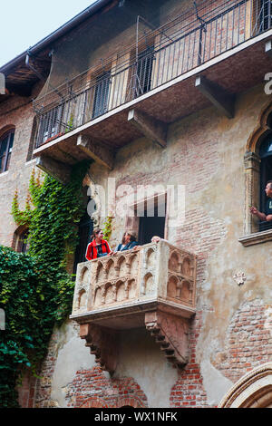 Casa di Giulietta (das Haus der Julia) und den berühmten Balkon, in der Tat ein Jahrhundert hinaus, Via Cappello 23, Verona, Italien Stockfoto