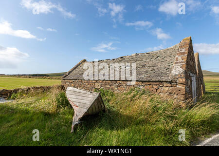 Holz- Boot in der Nähe der steinigen Tierheim in Baltasound, Unst, Shetlandinseln, Schottland, Großbritannien Stockfoto