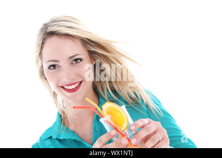 Schöne unbeschwerte Frau mit dem Wind im Haar und ein freudiges Lächeln mit einem Glas Cocktail auf einer tropischen Urlaub Stockfoto