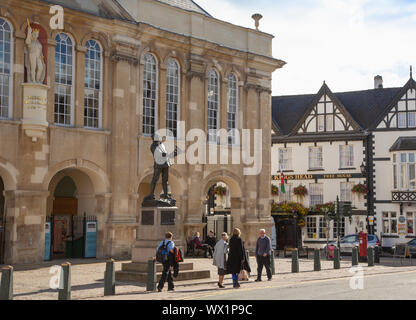 Statue von Charles Rolls außerhalb des Shire Hall in Agincourt Square, Monmouth, Monmouthshire, Gwent, Wales, Vereinigtes Königreich. Charles Stewart Rolls, 187 Stockfoto