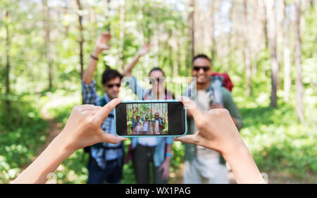 Freunde mit Rucksäcken auf Wanderung fotografiert werden Stockfoto