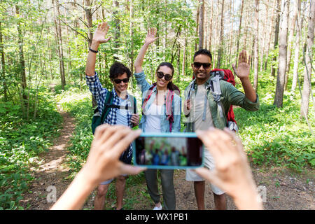 Freunde mit Rucksäcken auf Wanderung fotografiert werden Stockfoto
