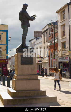 Statue von Charles Rolls außerhalb des Shire Hall in Agincourt Square, Monmouth, Monmouthshire, Gwent, Wales, Vereinigtes Königreich. Charles Stewart Rolls, 187 Stockfoto