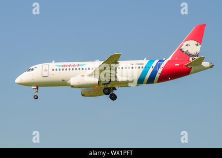 ST. PETERSBURG, Russland - 13. MAI 2019: Sukhoi SuperJet 100-95 LR (RA -89068) der Yamal Airlines vor der Landung am Flughafen Pulkovo Stockfoto