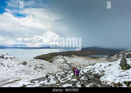 Wanderer, der aus dem Alten Mann von Storr nach einem schweren Schnee Dusche war gerade vorüber. Die Storr, Isle of Skye, Schottland, Großbritannien Stockfoto