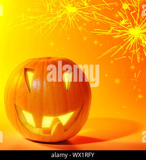 Leuchtende Halloween-Kürbisse über leuchtend gelbe Feuerwerk Hintergrund, Herbstferien traditionelle Party Dekoration, fun-Konzept Stockfoto