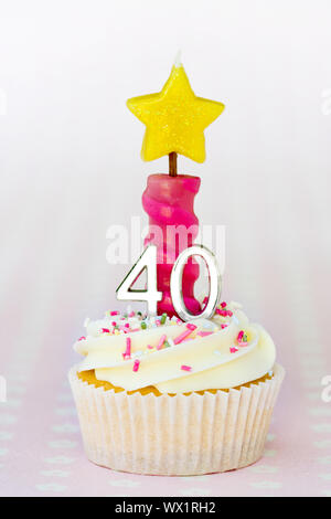 Mini vierzigsten Geburtstag Kuchen mit einer einzigen Kerze dekoriert Stockfoto