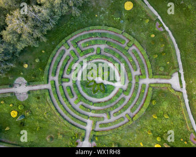 Luftaufnahme von ein natürliches Labyrinth im Garten. Foto von der Drohne Stockfoto