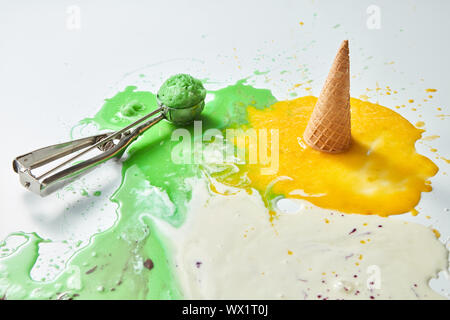 Bunte Eistüten von verschiedenen Geschmacksrichtungen. Schmelzen Kugeln. Draufsicht, Textfreiraum, Stahl Metall Hintergrund Stockfoto