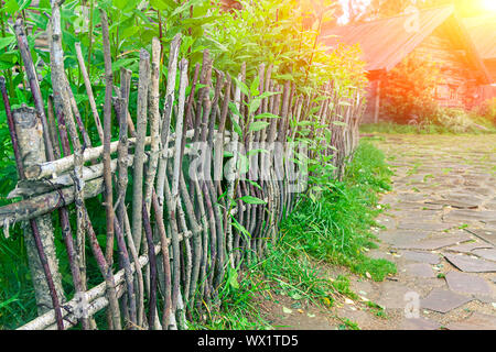 Wicker Zaun im Dorf Zweigen. Stockfoto