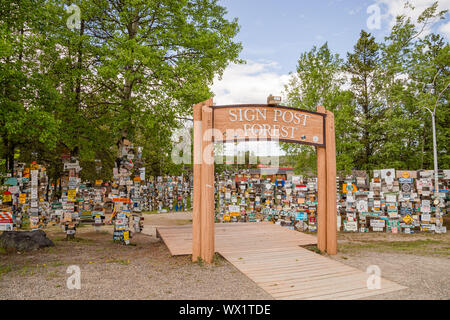 Sign Post Forest in Watson Lake, Yukon, Kanada - Wahrzeichen entlang der Alaska Highway Stockfoto