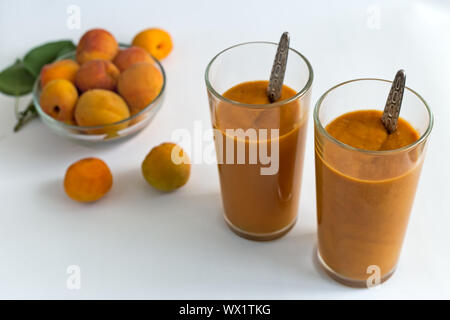 Smoothies von reifen Aprikosen mit Joghurt in Gläsern. Stockfoto