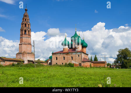 Die alte Kirche der Geburt der Jungfrau mit dem Glockenturm auf einem sonnigen Juli Tag. Die Velikoe Dorf. Region Jaroslawl, Russland Stockfoto